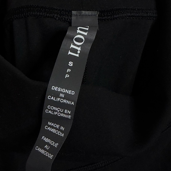 Vuori Daily Legging in Black - Picture 7 of 8